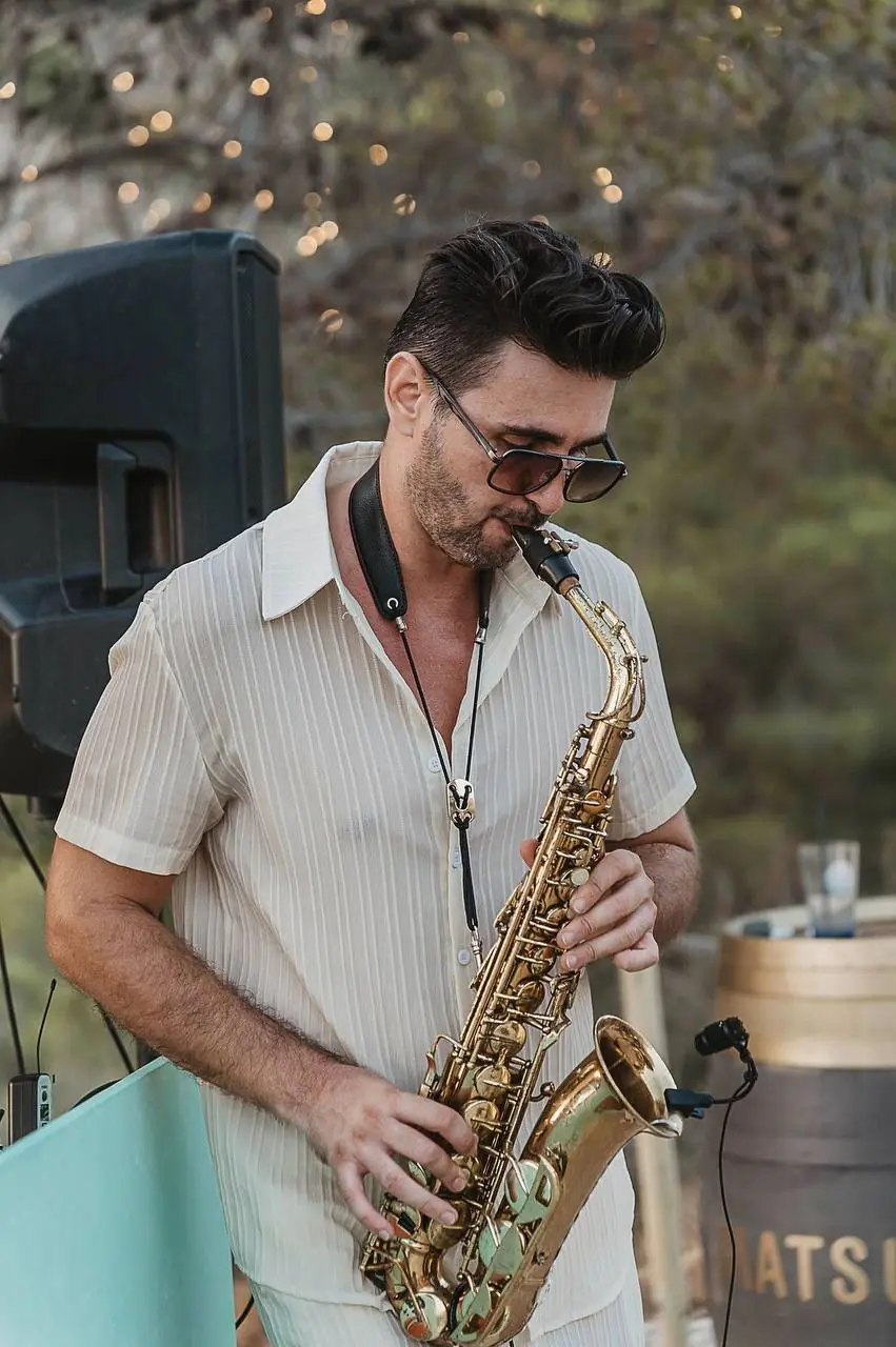 Saxo en vivo al atardecer para una celebración familiar