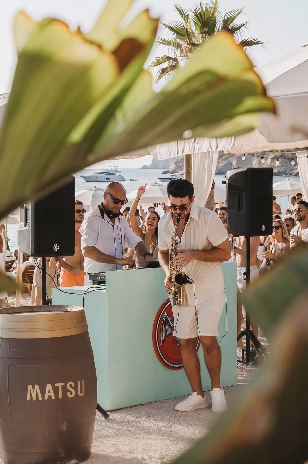 Saxofonista con DJ en un beach club de la Costa Blanca
