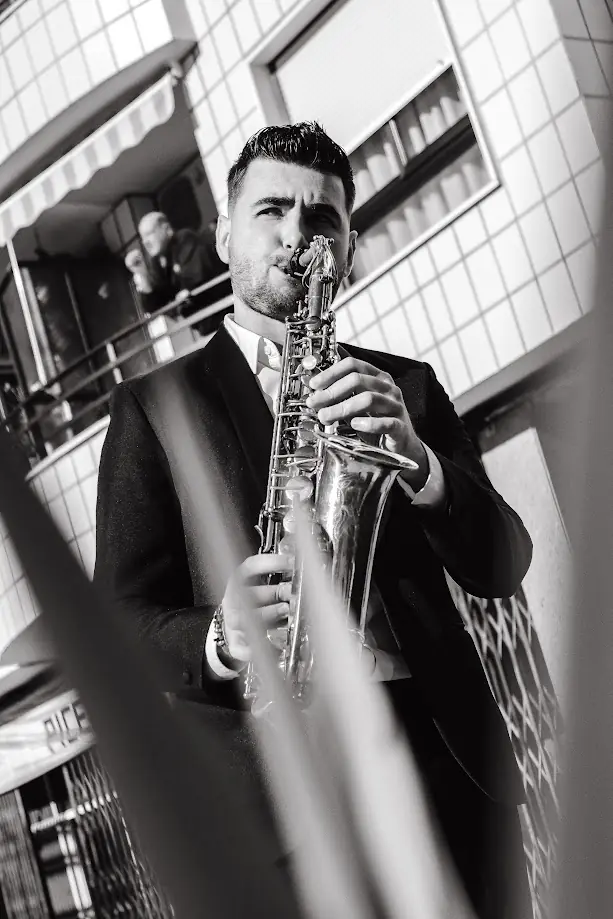 Retrato en blanco y negro del saxofonista Pablo Leontiev