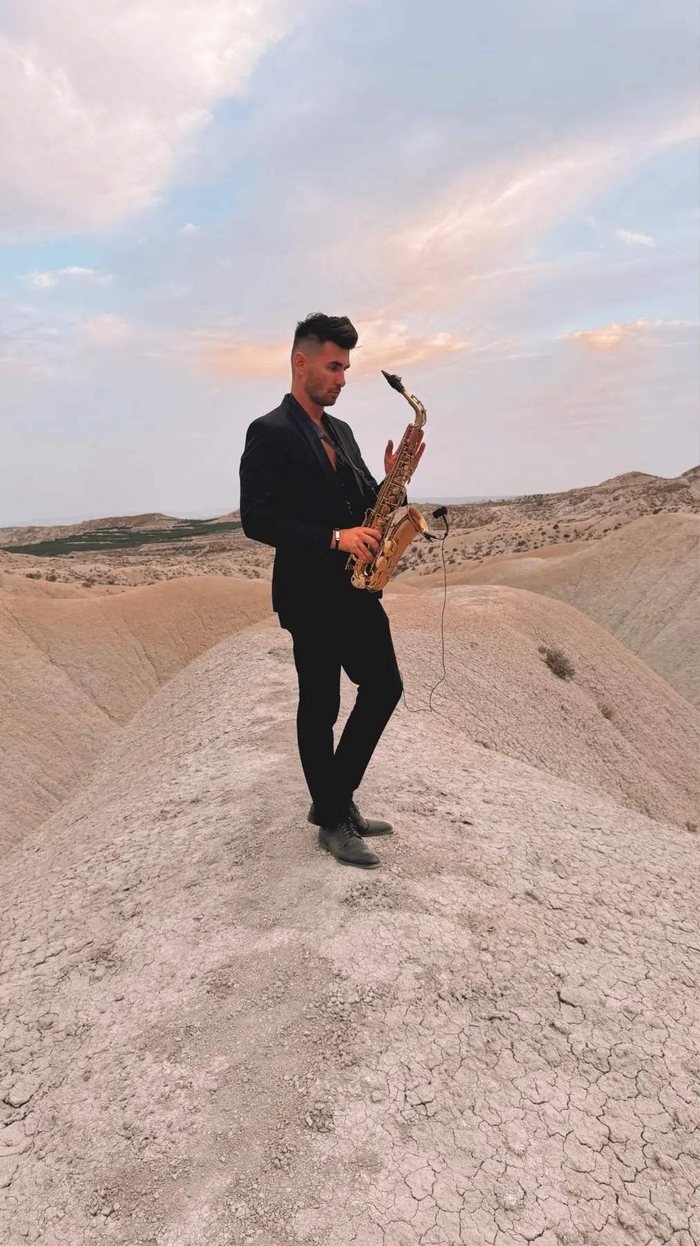 Pablo Leontiev con saxofón alto al atardecer