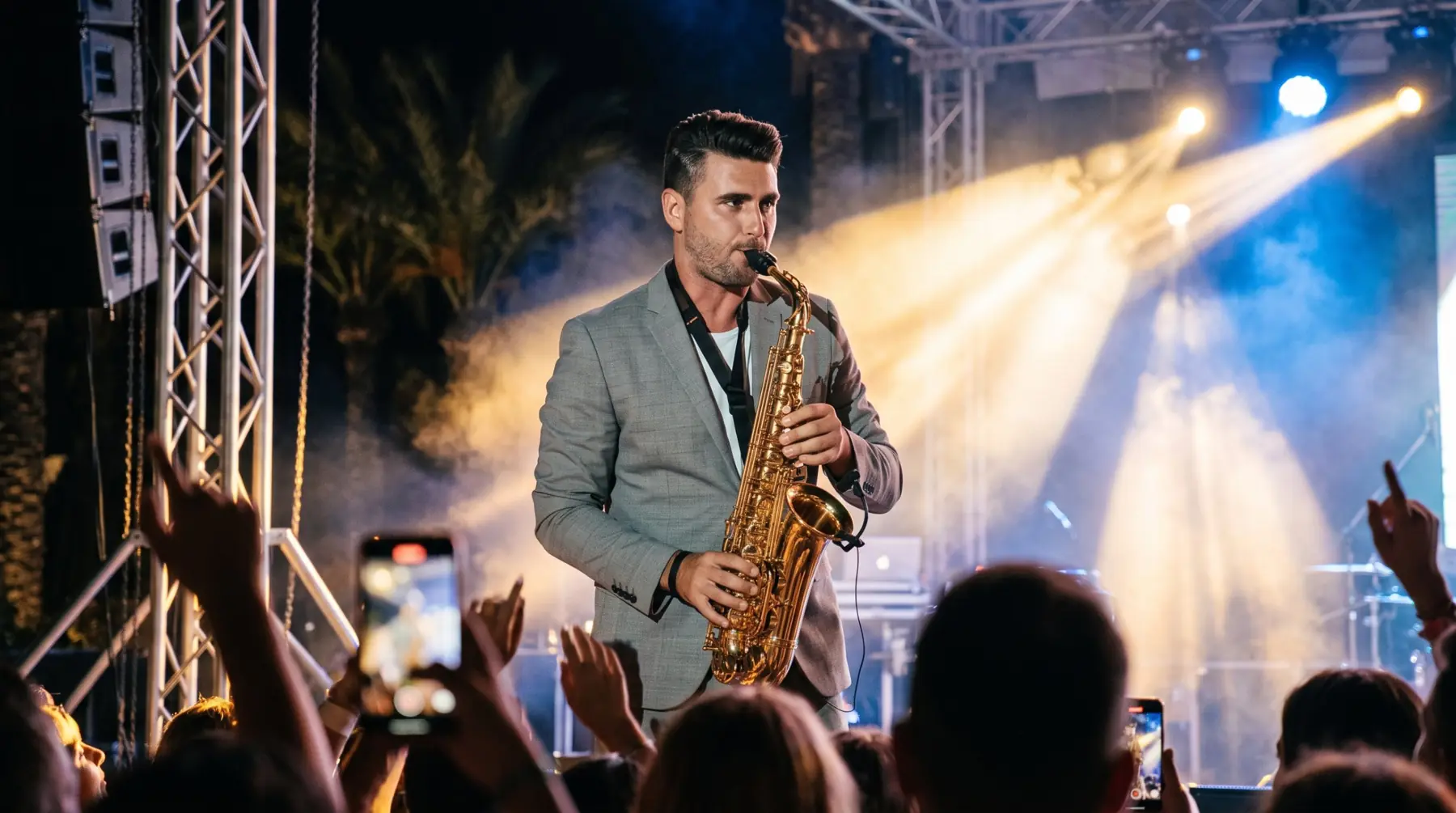 Pablo Leontiev tocando el saxo en un escenario con luces