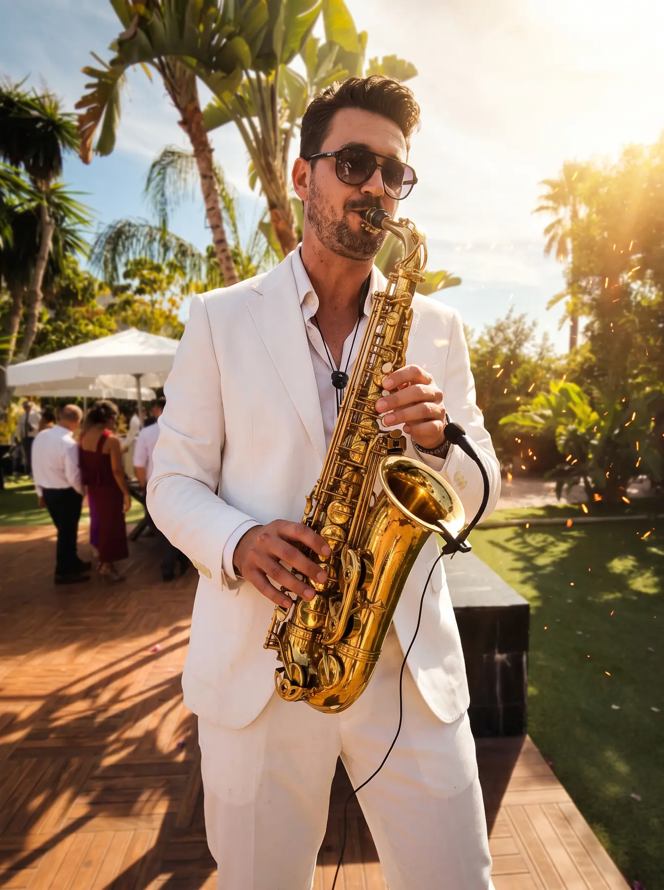 Saxofonista en vivo en una boda al aire libre en la Costa Blanca